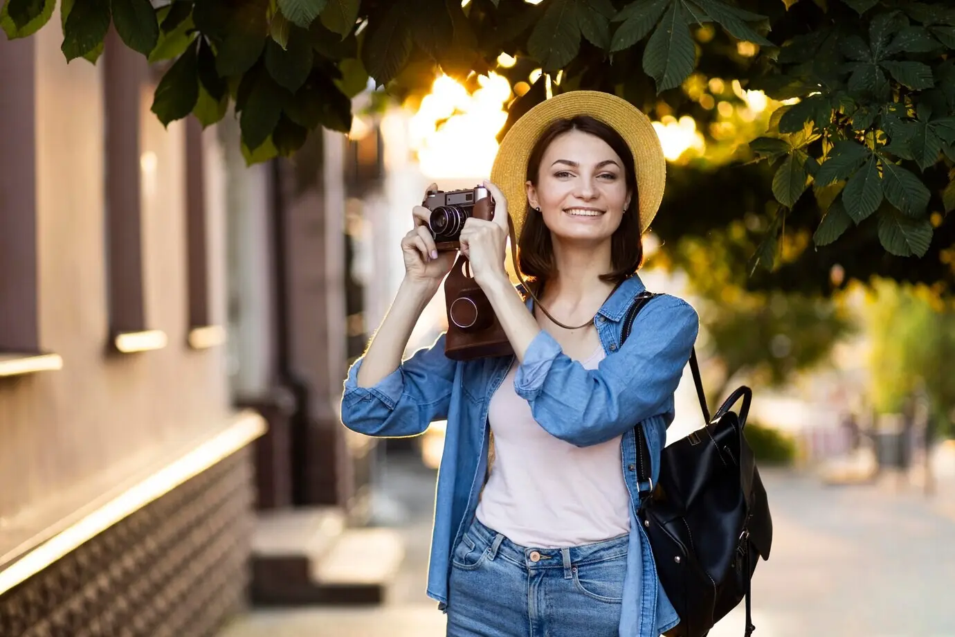 Porträt einer jungen Frau, die im Urlaub fotografiert.