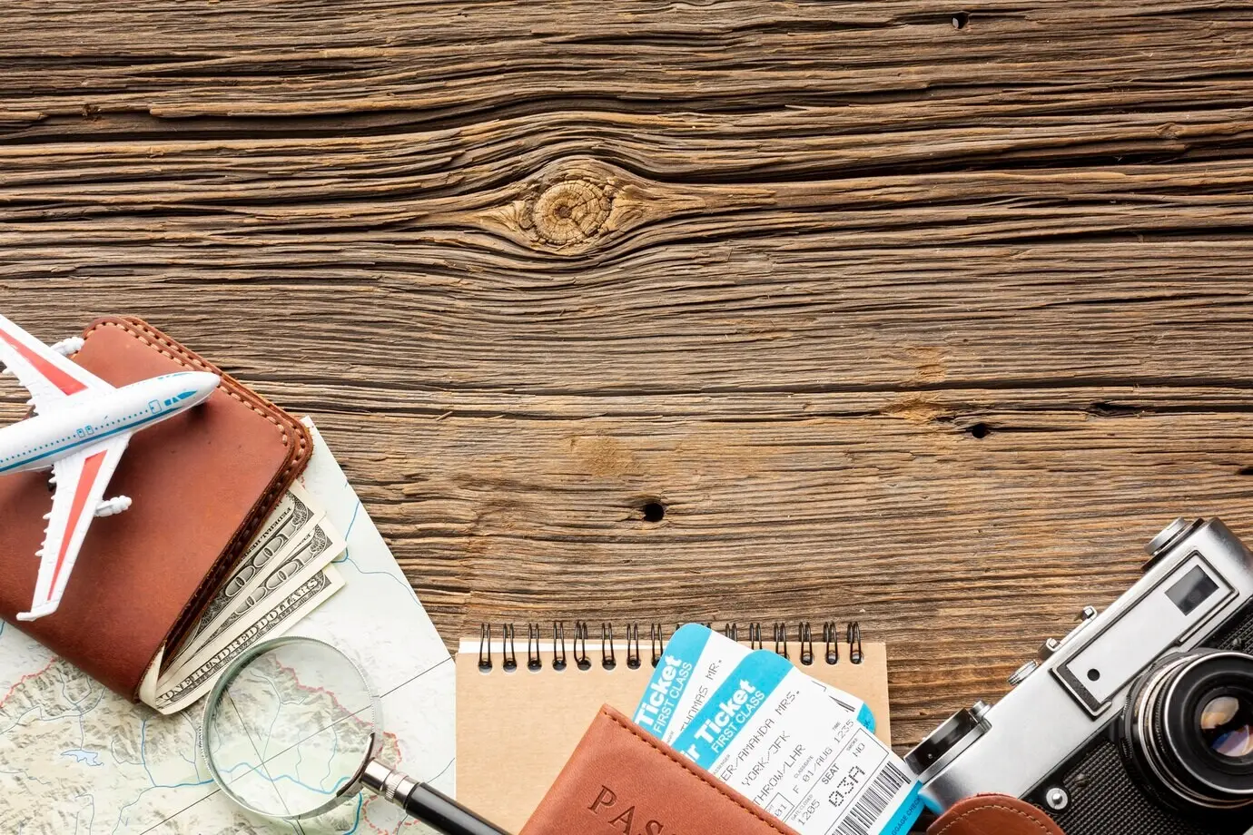 Draufsicht eines Reise-Sets auf einem Tisch